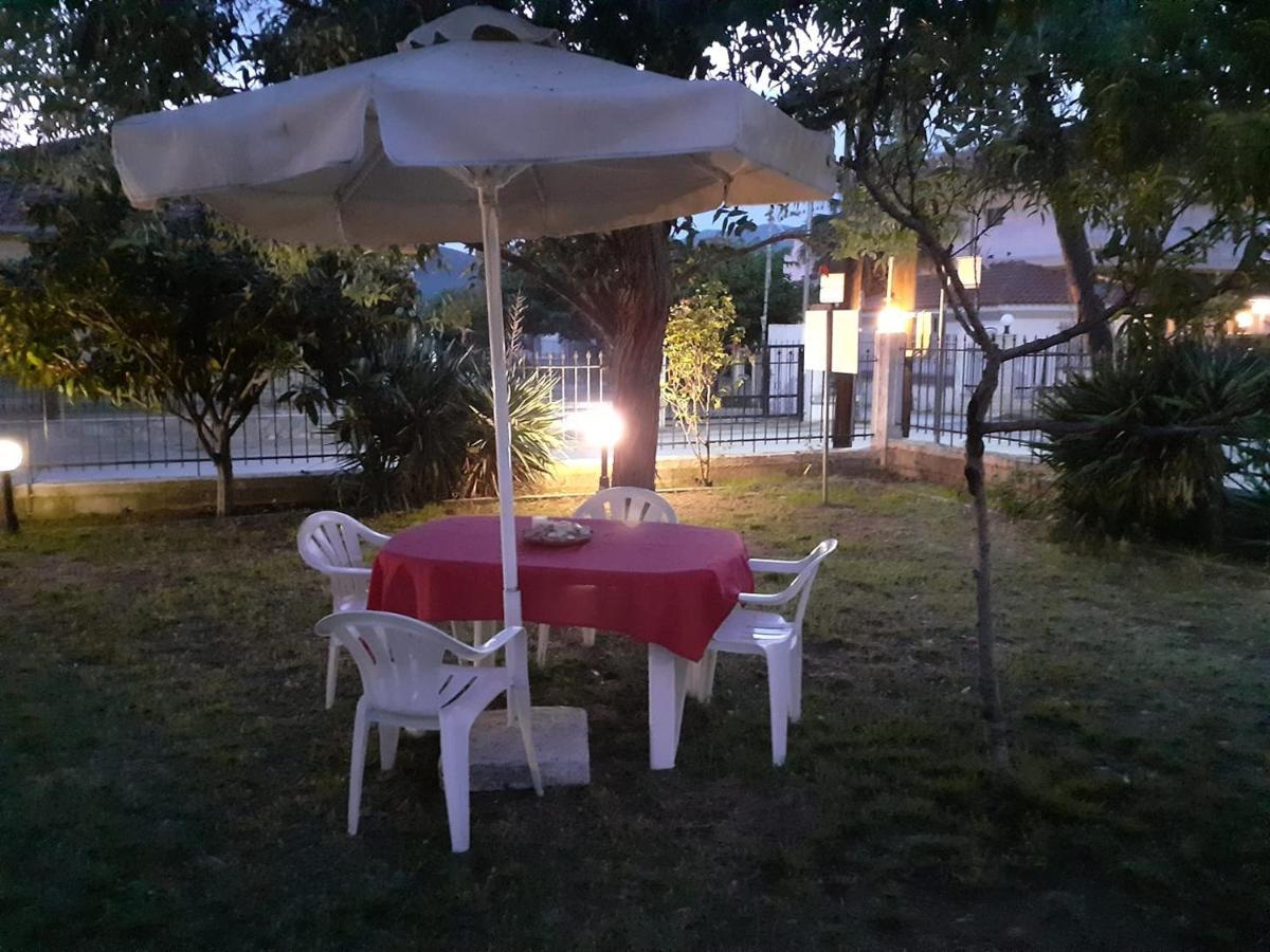 Ferienwohnung Polis΄ House Vrasná Exterior foto